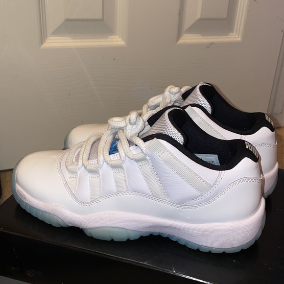 Air Jordan 11 Retro Low - Picture 3 of 4